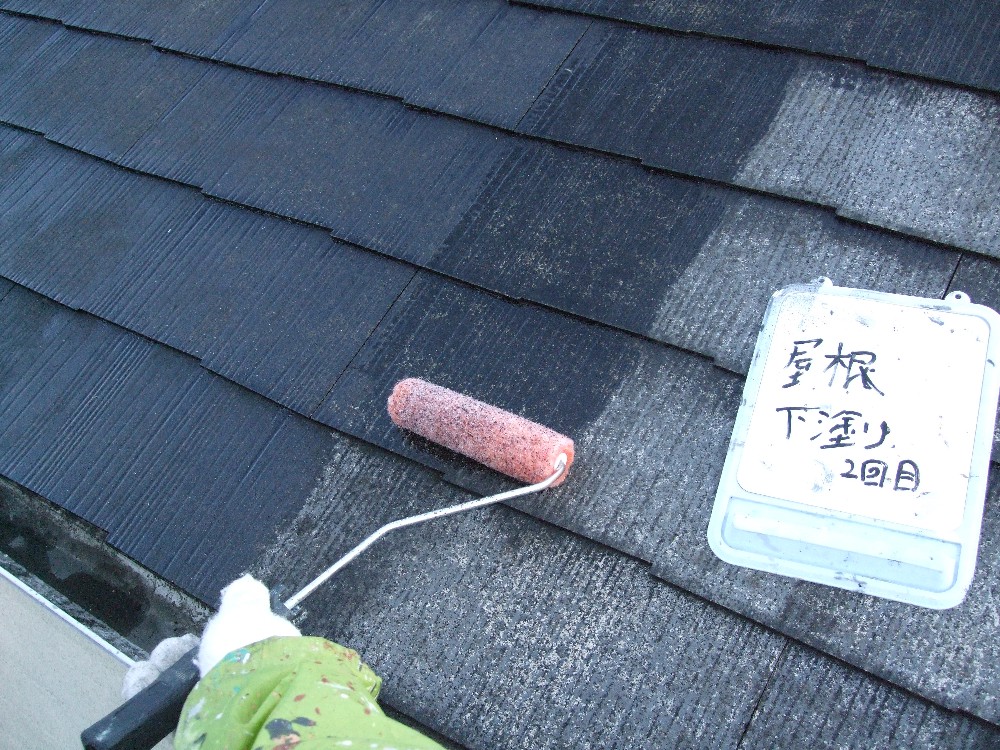 
						屋根カラーベスト　下塗り２回目です。吸い込みが激しかったため、この後３回目も下塗